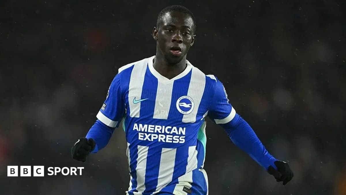 Jugador de Brighton celebrando una acción en el campo