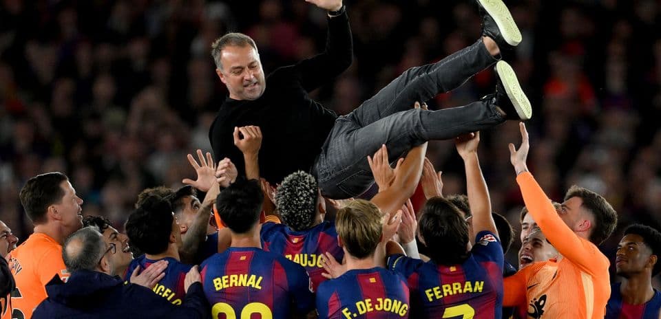 Entrenador levantado por jugadores del FC Barcelona