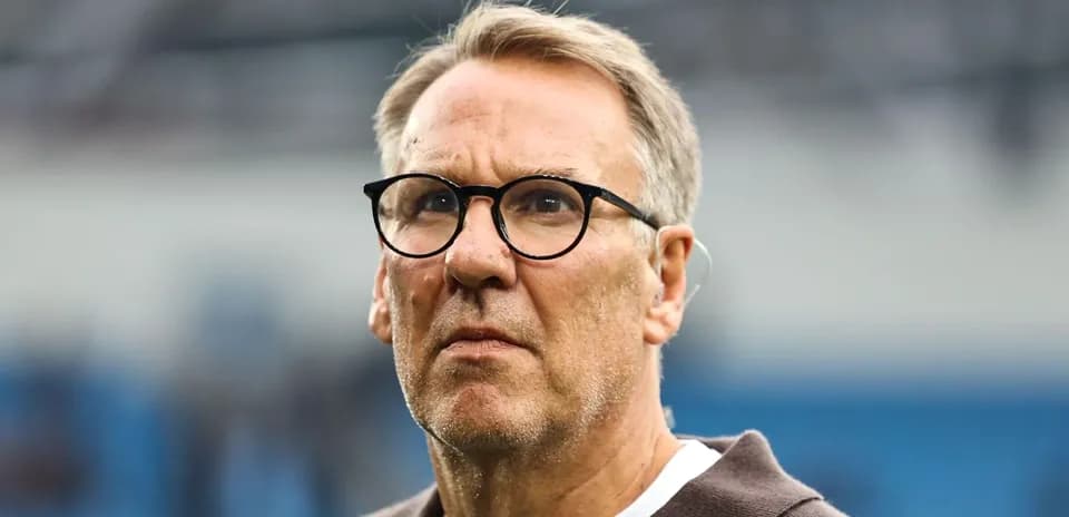 Hombre con gafas observando en un evento deportivo