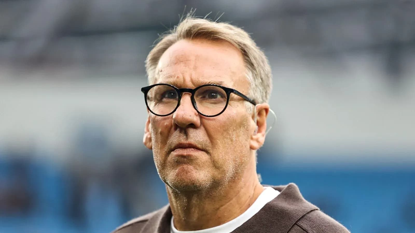 Hombre con gafas observando en un evento deportivo