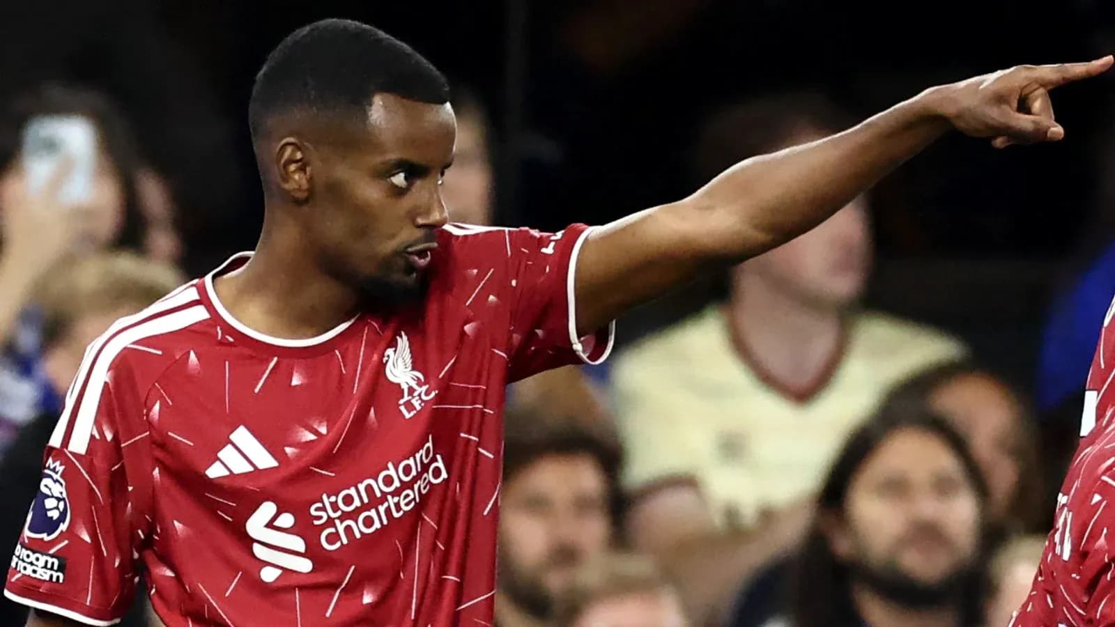 Jugador de Liverpool señalando durante el partido