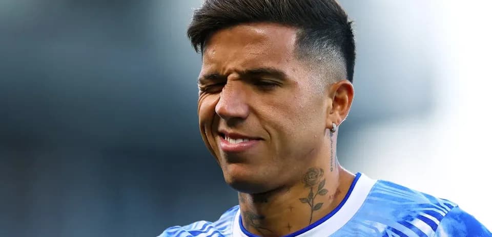 Jugador con camiseta azul sonriendo durante el calentamiento