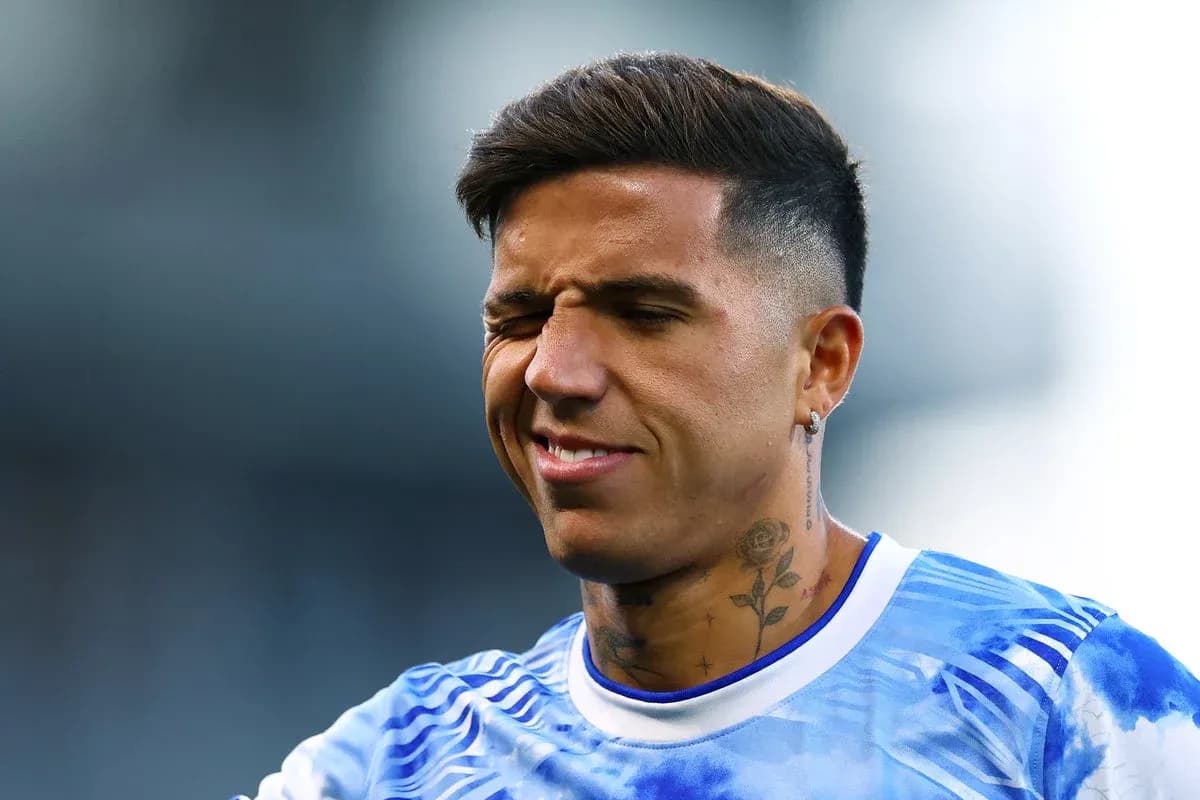 Jugador con camiseta azul sonriendo durante el calentamiento