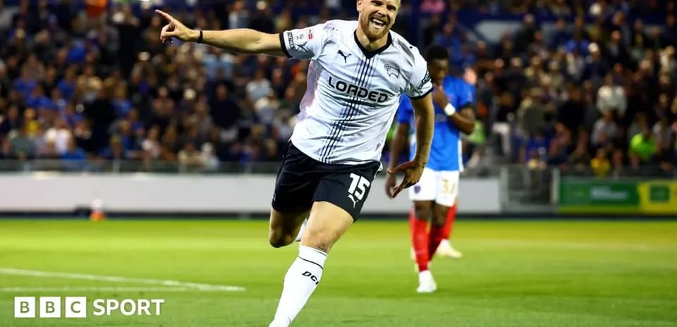 Jugador de Derby County celebra un gol en el partido