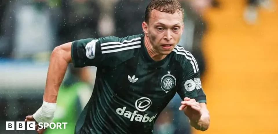 Jugador corriendo en campo de fútbol bajo la lluvia