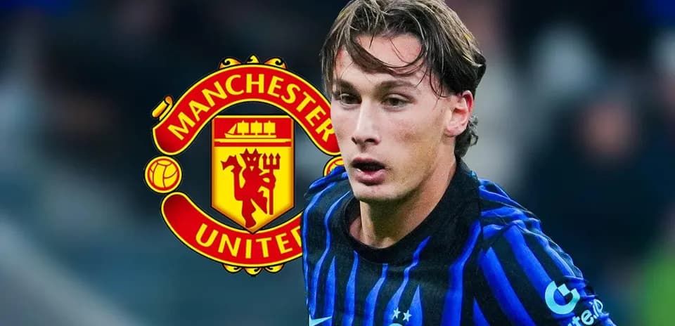 Jugador corriendo con el logo de Manchester United detrás