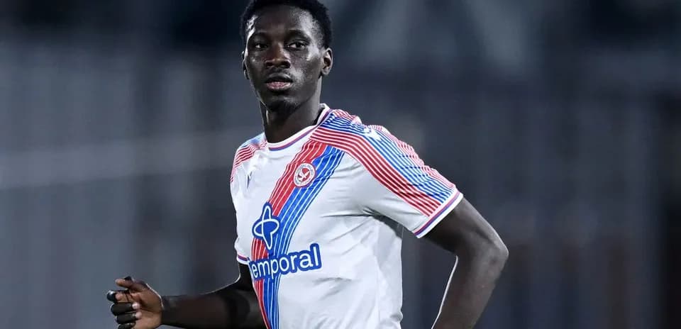 Jugador corriendo en campo durante un partido