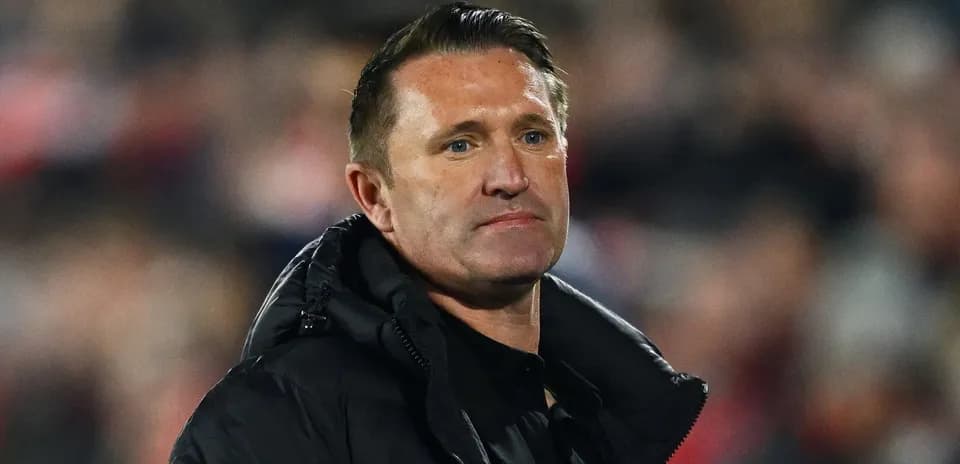 Entrenador observando el partido desde la banda