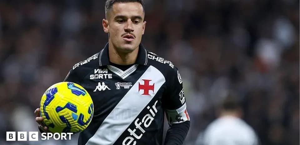 Jugador de Vasco da Gama sosteniendo balón durante partido