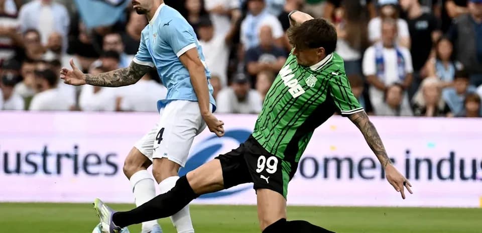 Jugadores de Lazio y Sassuolo compiten por el balón