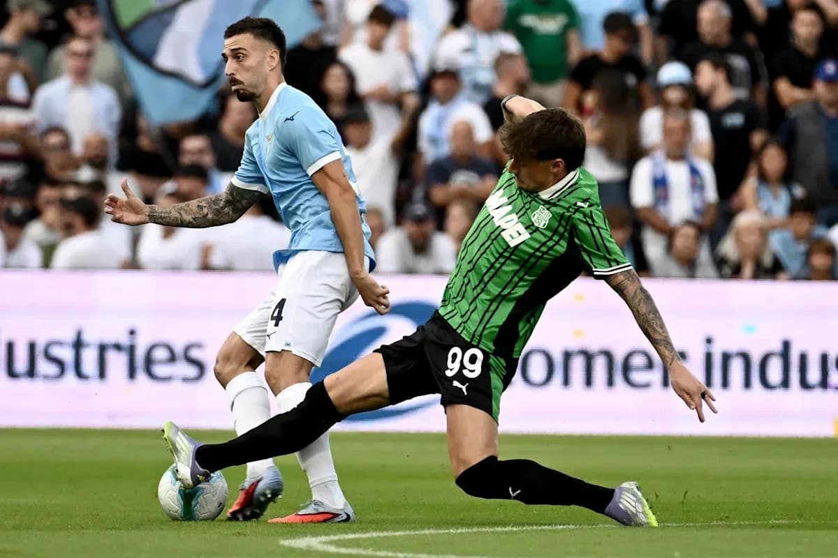 Jugadores de Lazio y Sassuolo compiten por el balón