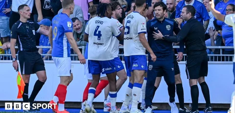 Jugadores y árbitro discutiendo durante el partido