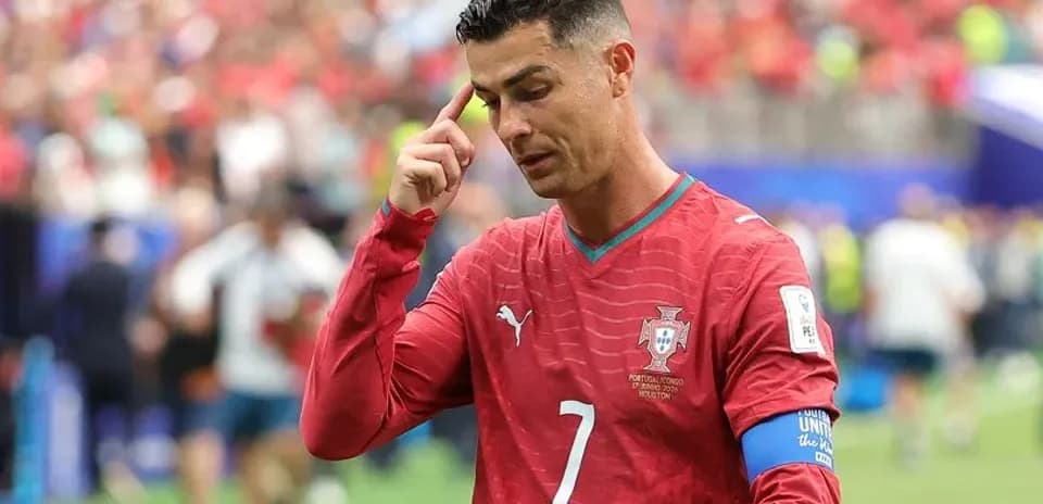 Cristiano Ronaldo tocándose la cabeza durante un partido