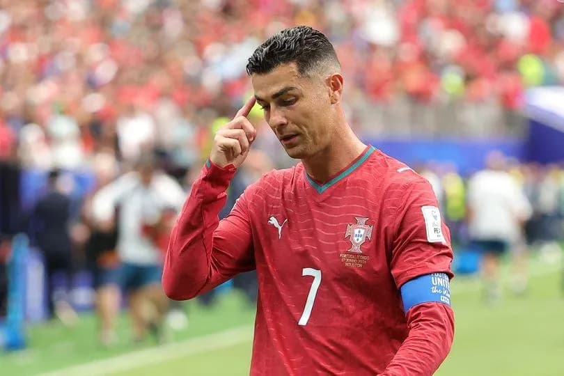 Cristiano Ronaldo tocándose la cabeza durante un partido