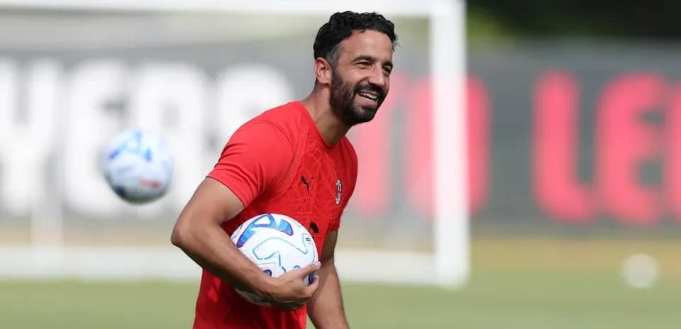 Entrenador sosteniendo balones durante la práctica