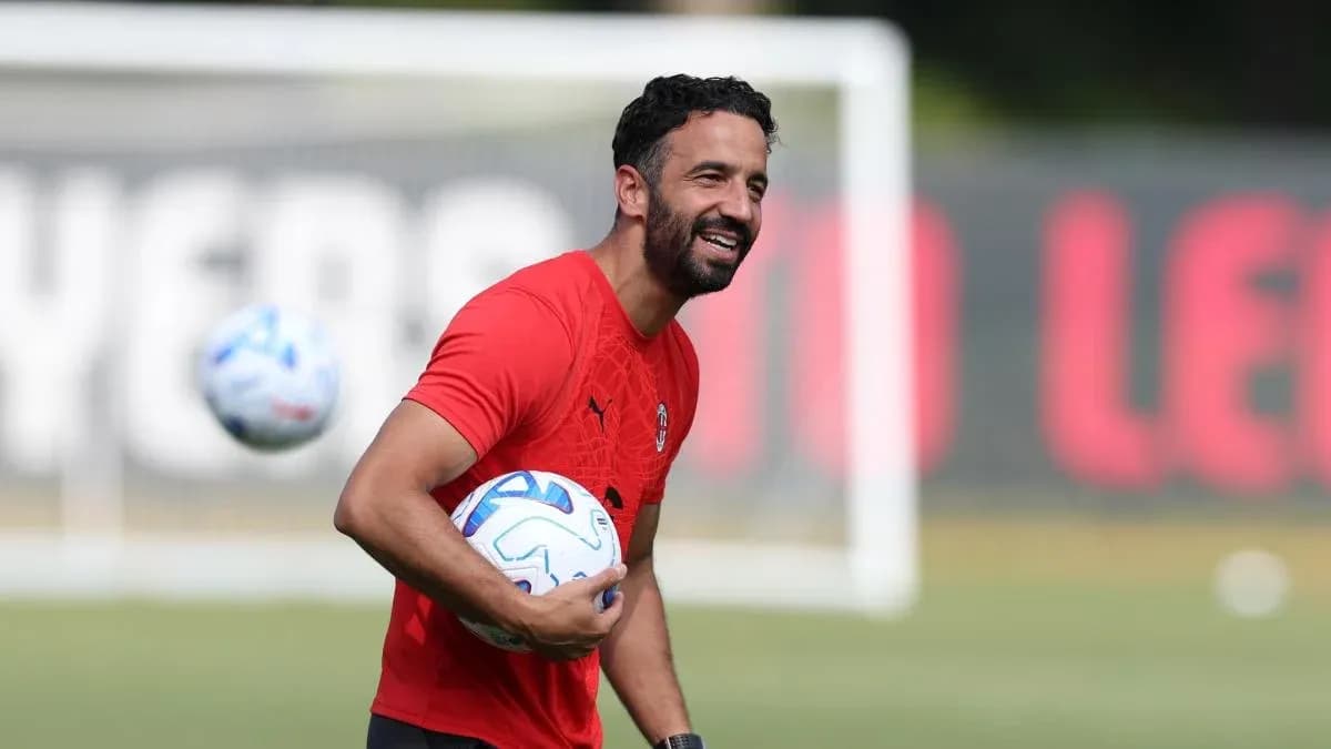 Entrenador sosteniendo balones durante la práctica