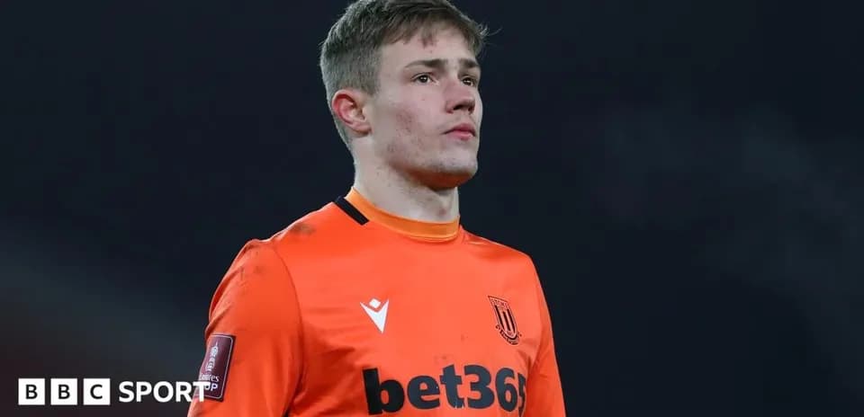 Portero de Stoke City en acción durante el partido