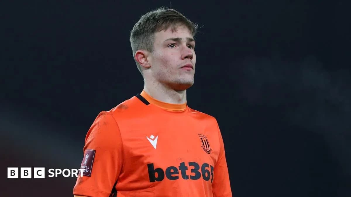 Portero de Stoke City en acción durante el partido