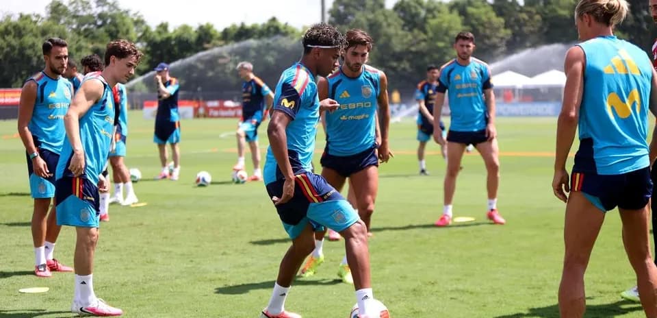 Jugadores de España entrenando en el campo de fútbol