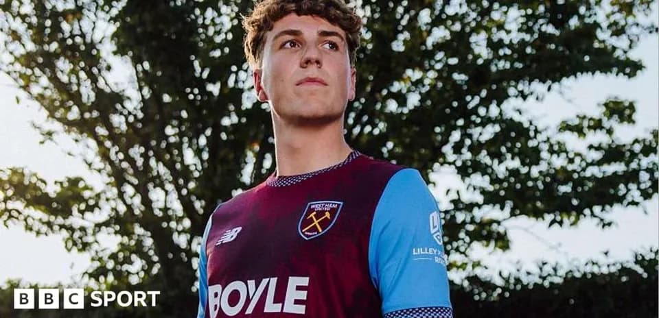 Jugador de West Ham posando en uniforme deportivo