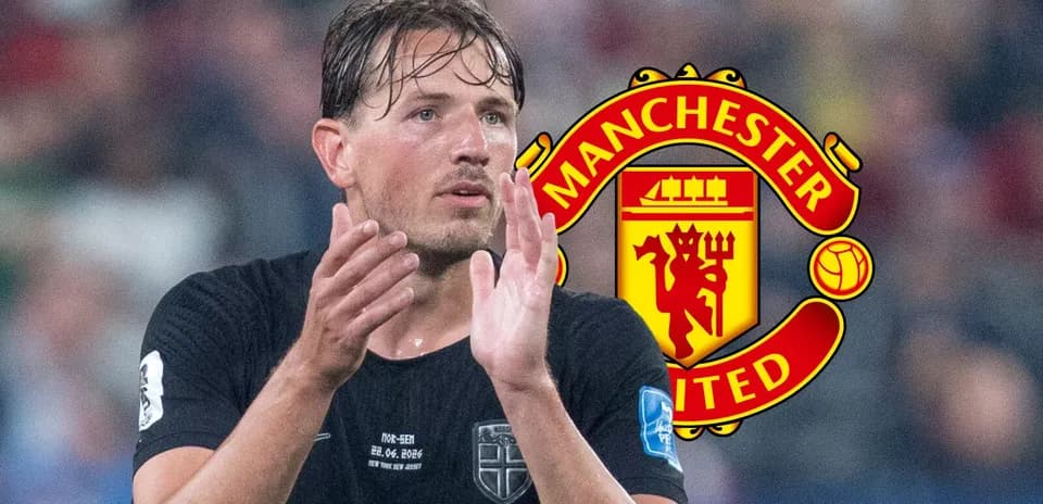 Jugador aplaudiendo con el logo de Manchester United