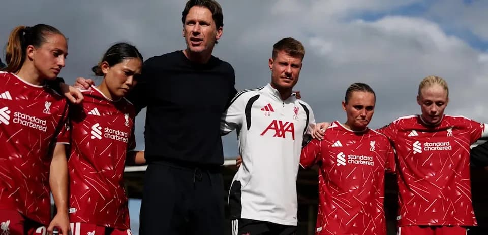 Jugadoras de Liverpool con el entrenador en reunión