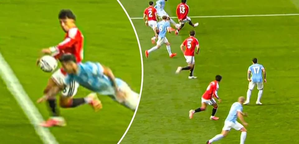 Jugador de Manchester United despejando balón en el área