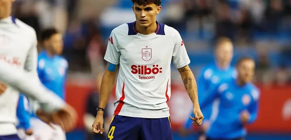 Jugador español en la cancha durante calentamiento