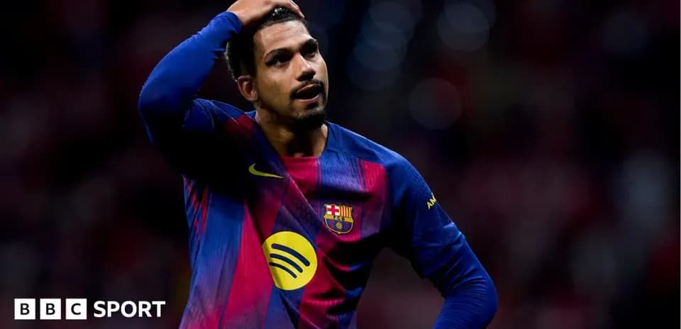 Jugador de Barcelona con gesto de preocupación en el campo