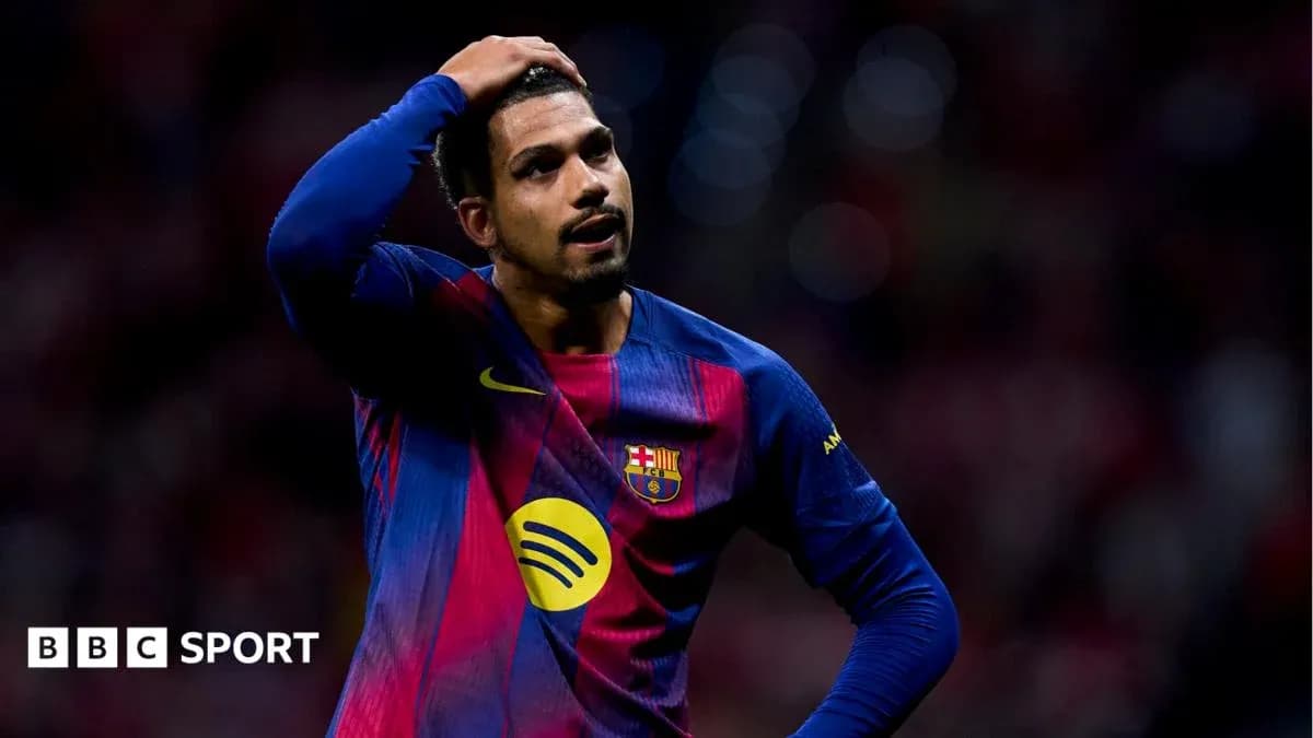 Jugador de Barcelona con gesto de preocupación en el campo