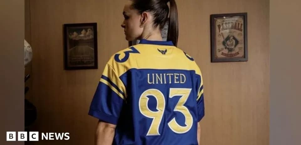 Persona con camiseta de fútbol de United, número 93