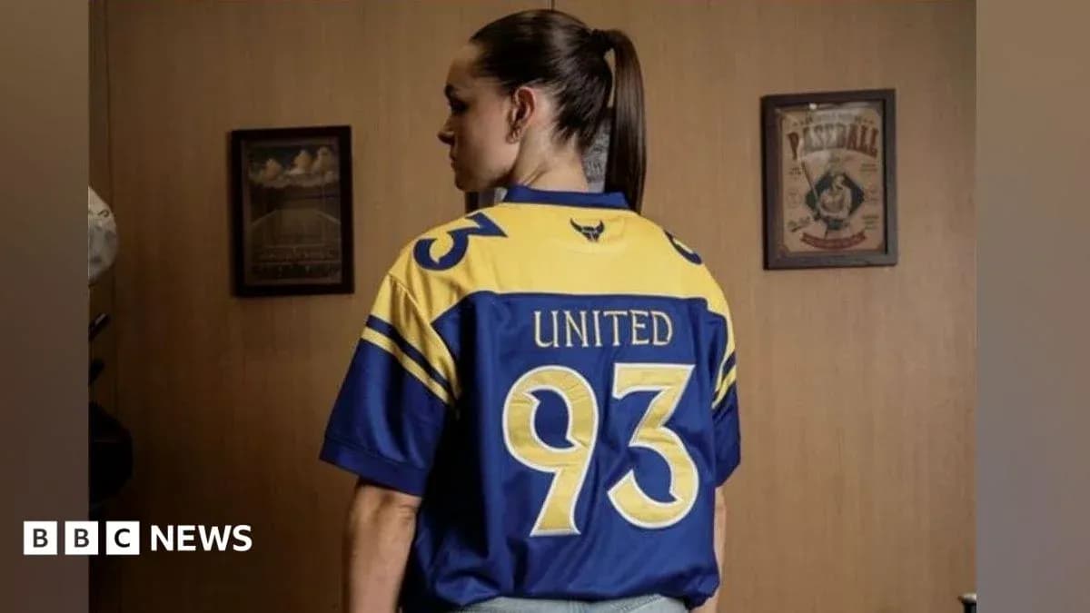 Persona con camiseta de fútbol de United, número 93