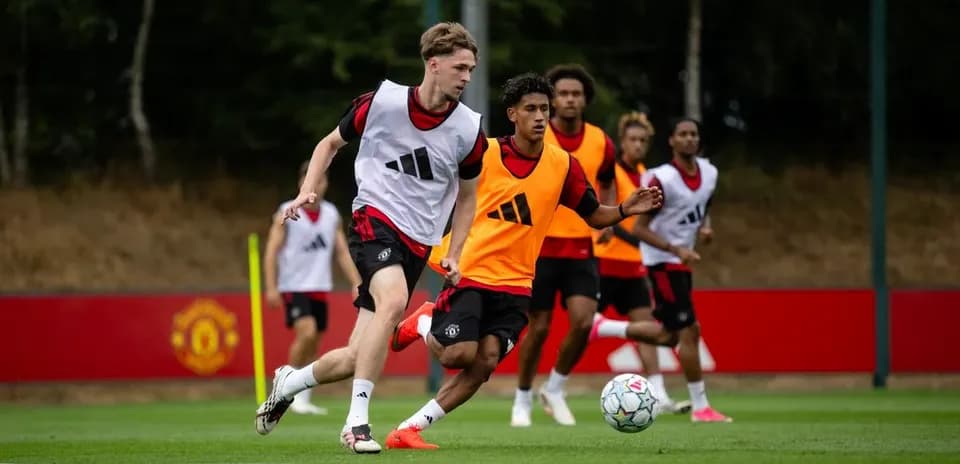 Jugadores de Manchester United entrenando en el campo