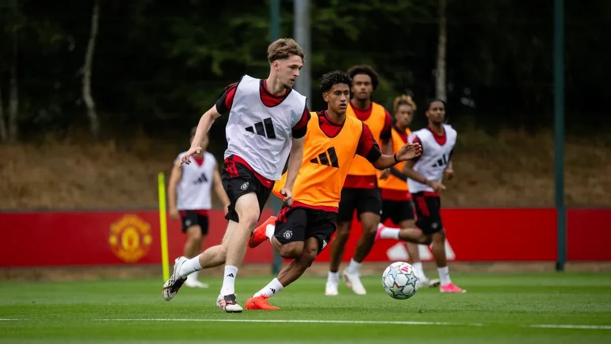 Jugadores de Manchester United entrenando en el campo