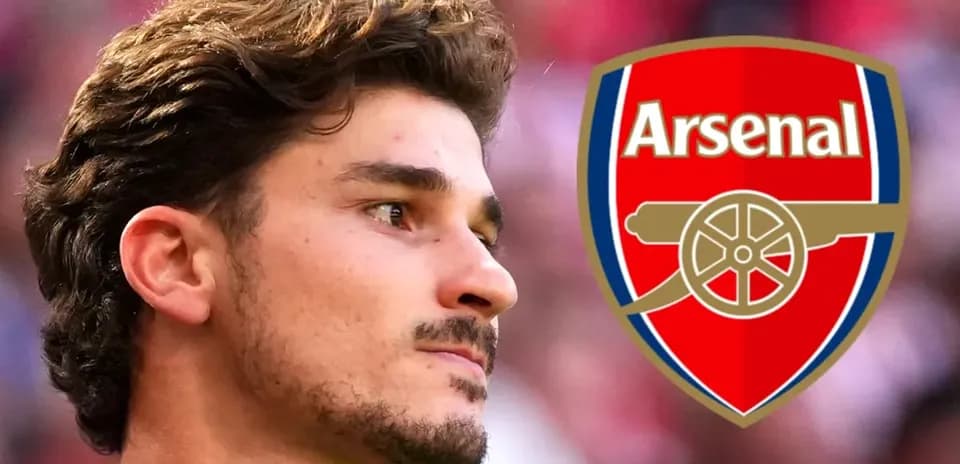 Jugador de Arsenal junto al escudo del club
