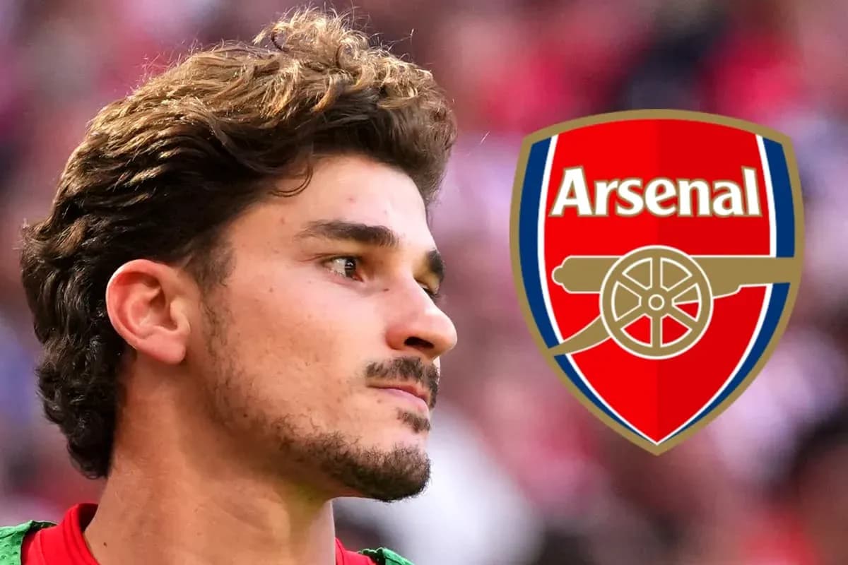 Jugador de Arsenal junto al escudo del club