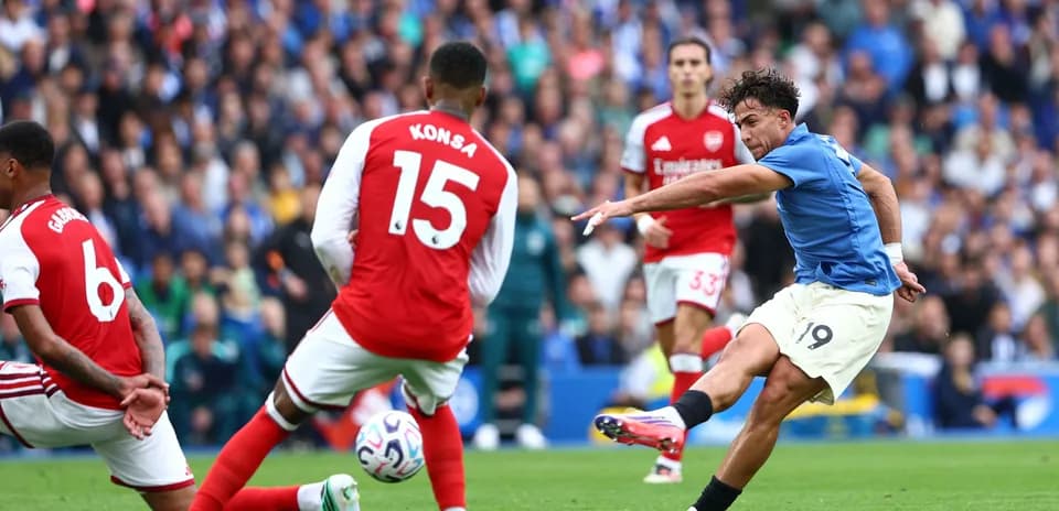 Jugador de Manchester City disparando a puerta en partido