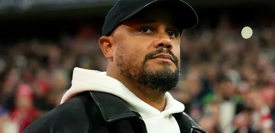 Hombre con gorra y chaqueta en el estadio