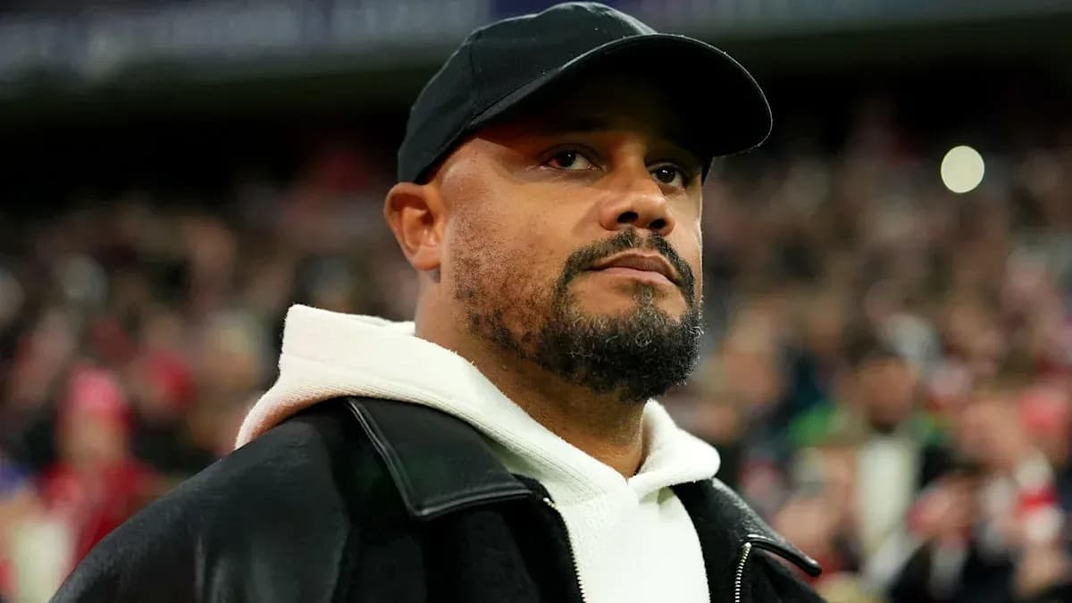 Hombre con gorra y chaqueta en el estadio