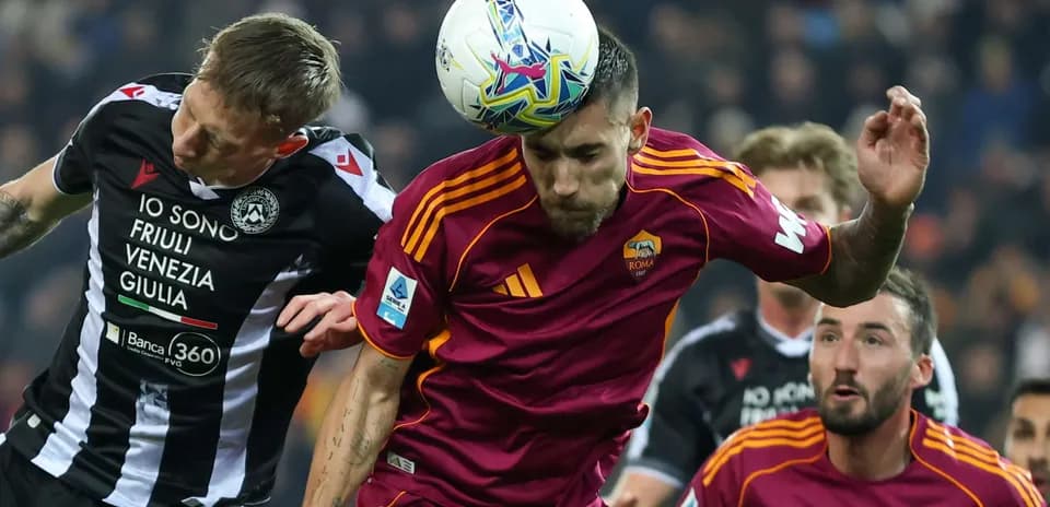 Jugadores de Udinese y AS Roma en acción