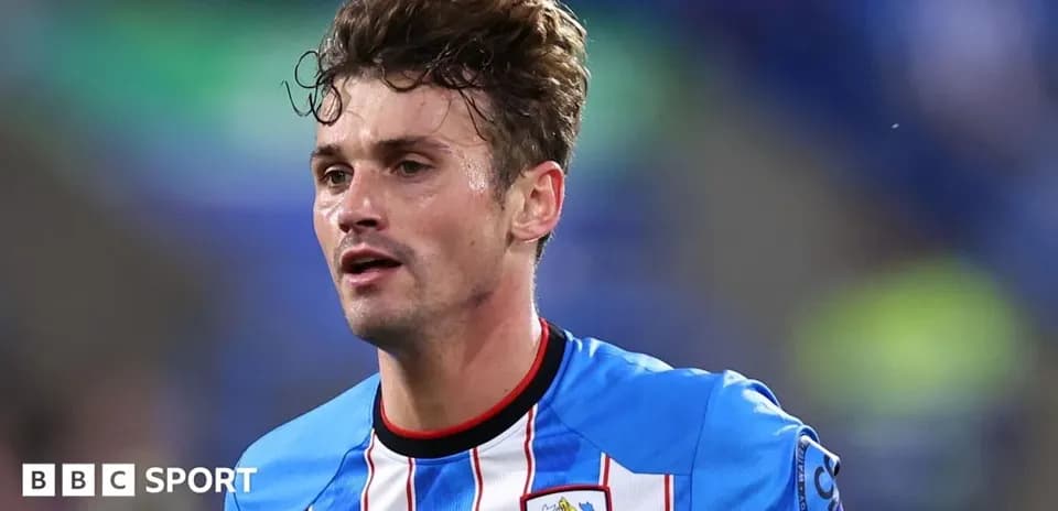 Jugador de Huddersfield Town en el campo