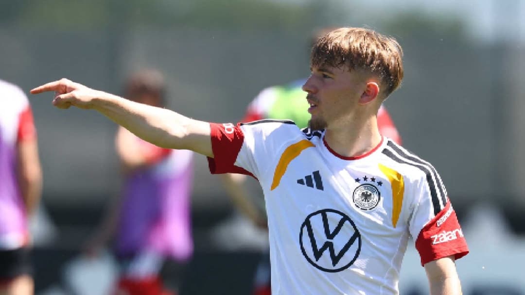 Jugador de Alemania señalando durante entrenamiento
