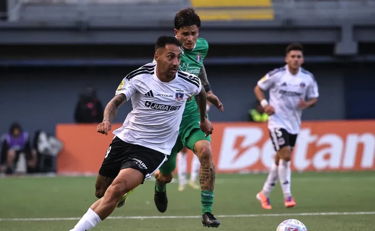 Jugador de Colo Colo en acción durante el partido