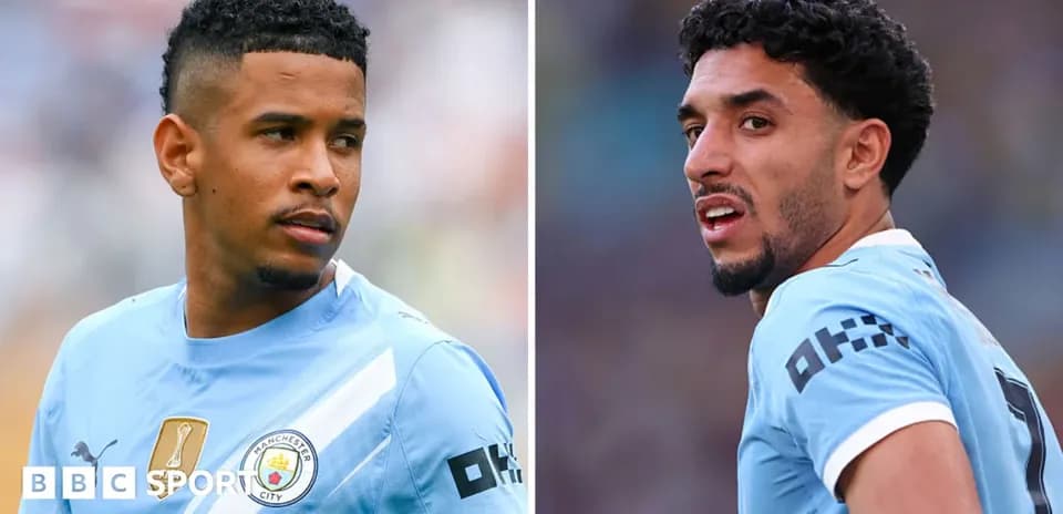 Jugadores de Manchester City en uniforme durante el partido