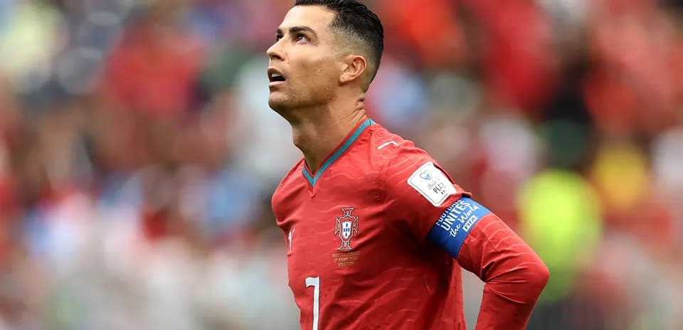 Jugador de Portugal mirando hacia arriba durante el partido