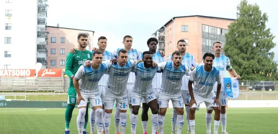 Equipo de Universitatea Craiova posando para foto
