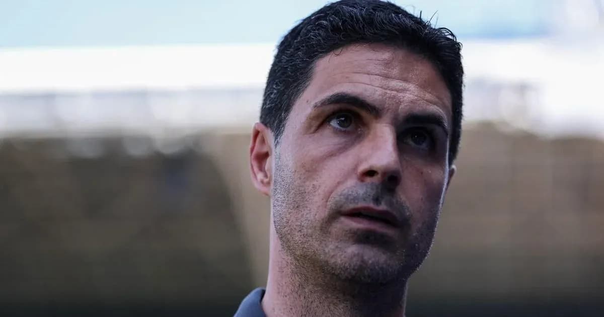 Entrenador hablando en una conferencia de prensa