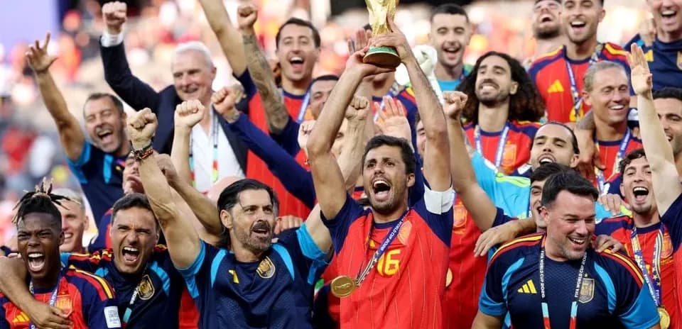 Equipo español celebrando con el trofeo de la Copa del Mundo