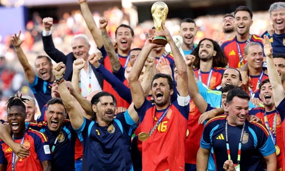 Equipo español celebrando con el trofeo de la Copa del Mundo