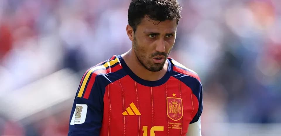 Jugador de España con camiseta número 16 en el campo